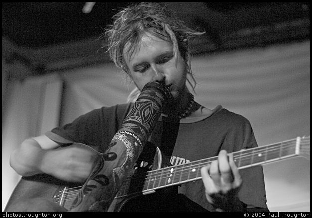 Jake playing digeridoo and guitar simultaneously - Eclectic Cabaret at Cafe Afrika, November 2004
