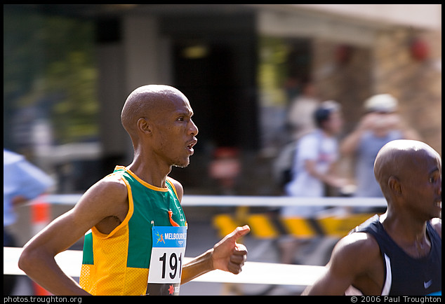 Tseko Mpolokeng, representing South Africa - Lygon St, Melbourne CBD - Melbourne Commonwealth Games 2006 Marathon